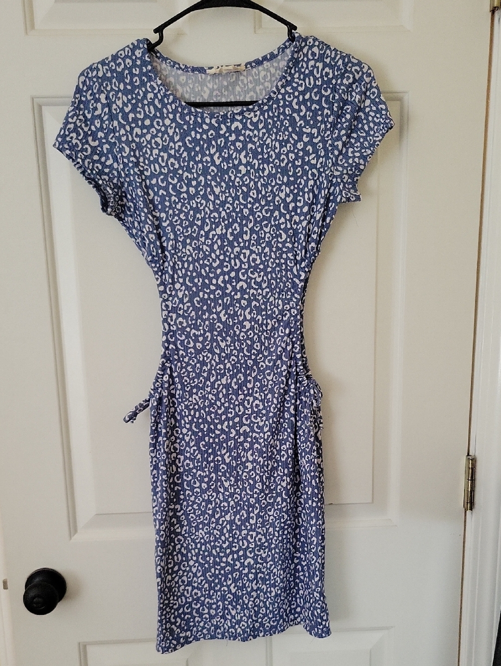 Jessica Simpson Size M Blue and White Leopard Mini Dress